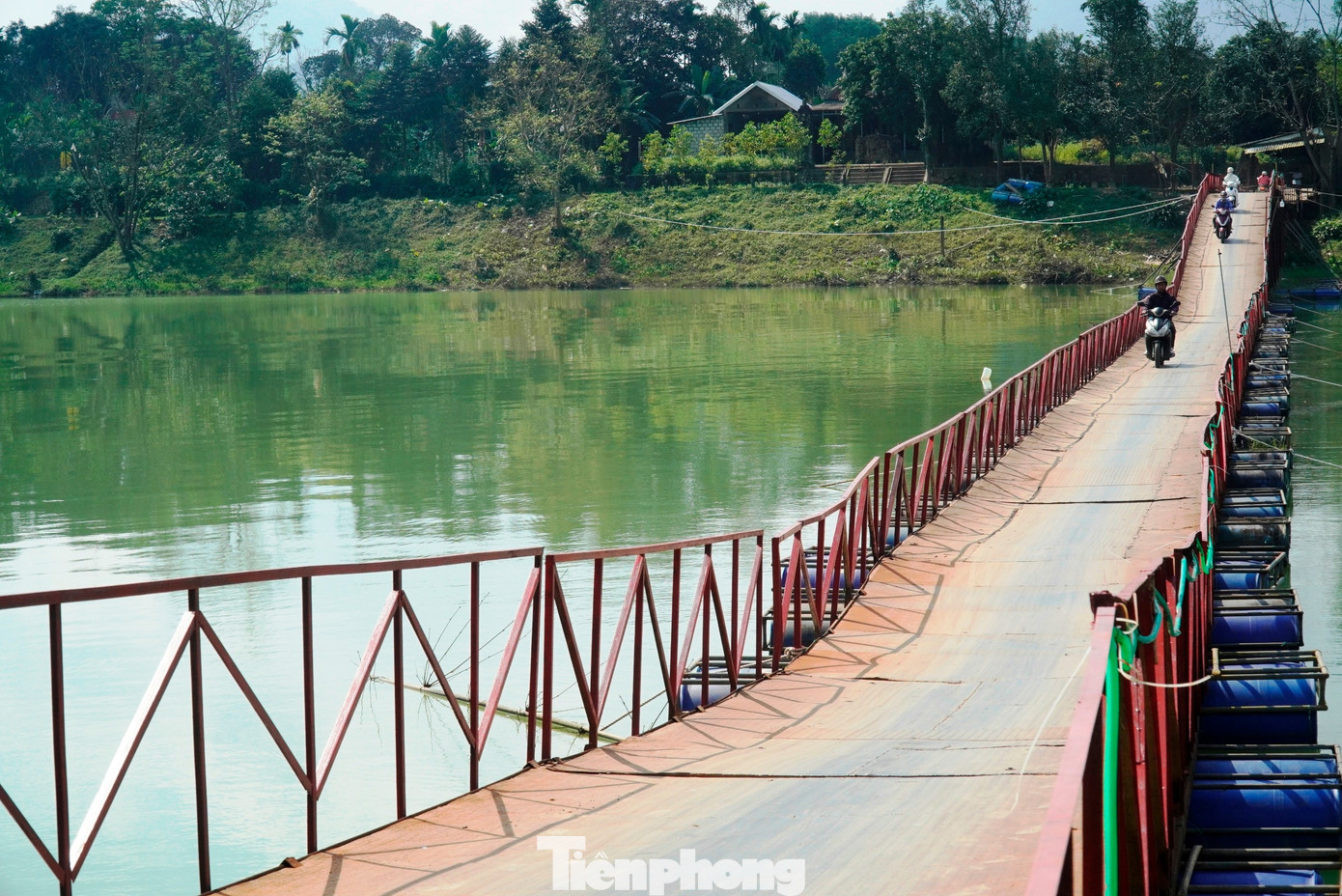 Nối xong cầu phao bị lũ cuốn đứt trên thượng nguồn sông Hương - Ảnh 2
