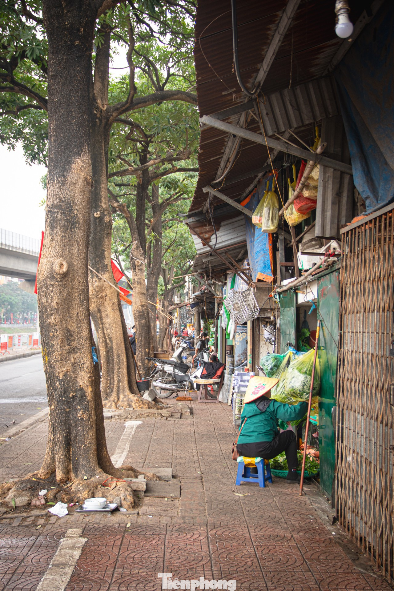 Phố Cầu Mới thông thoáng bất ngờ sau khi 'xóa sổ' chợ tự phát - Ảnh 6