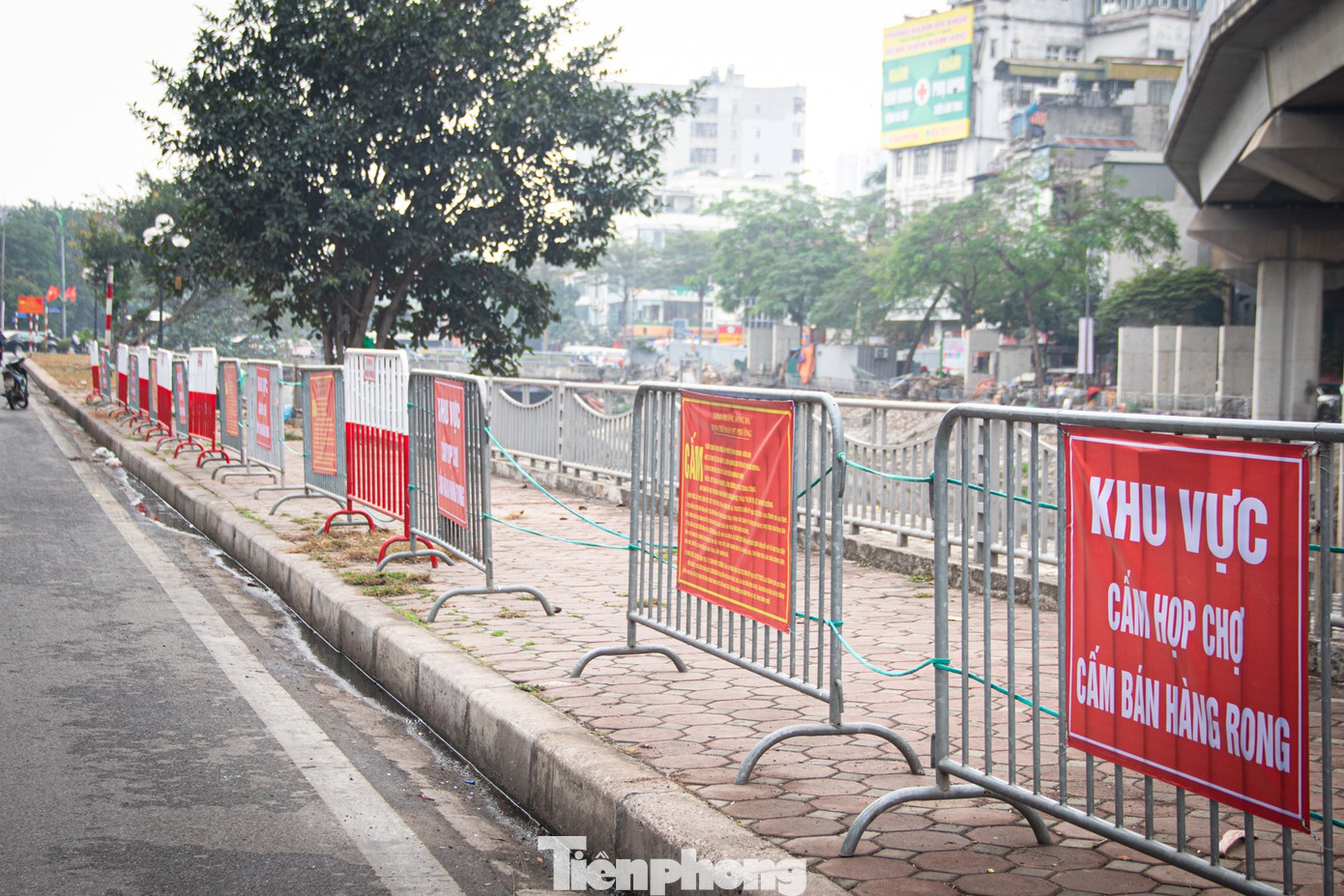 Phố Cầu Mới thông thoáng bất ngờ sau khi 'xóa sổ' chợ tự phát - Ảnh 4