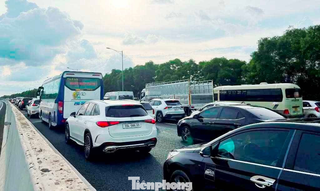 Cận cảnh cao tốc Hà Nội - Hải Phòng vừa được đề xuất mở rộng 10 làn xe - Ảnh 3