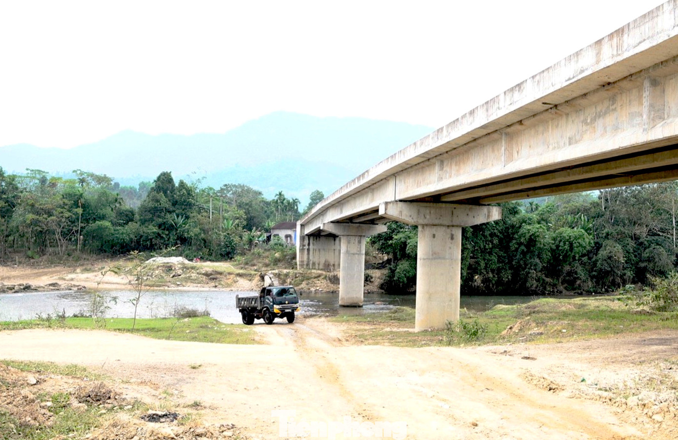 Cầu tiền tỷ xây xong rồi bỏ hoang - Ảnh 2