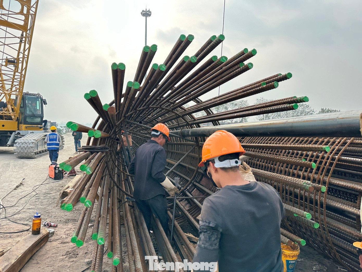 Cầu Ngọc Hồi nối Hà Nội với Hưng Yên tăng tốc thi công hai trụ cầu tháp dây văng - Ảnh 4