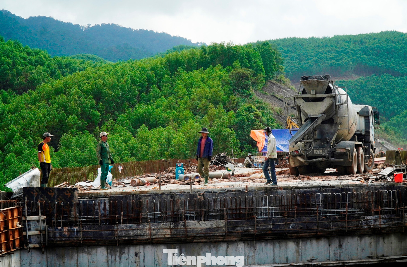 Tất bật thi công xuyên Tết trên công trình cao tốc hơn 3.000 tỷ đồng - Ảnh 4