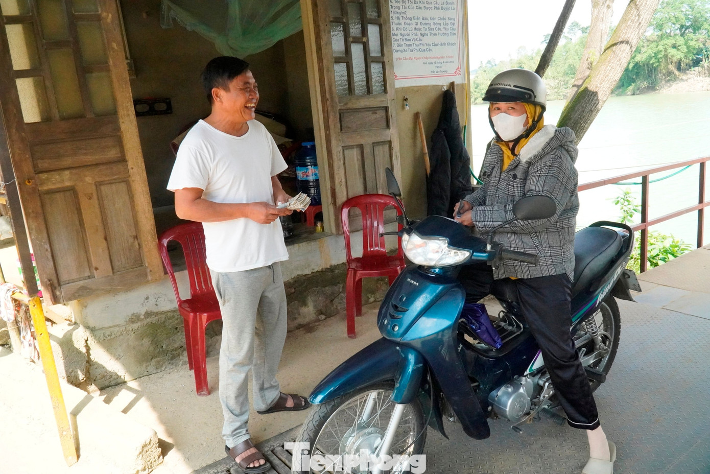 Nối xong cầu phao bị lũ cuốn đứt trên thượng nguồn sông Hương - Ảnh 3