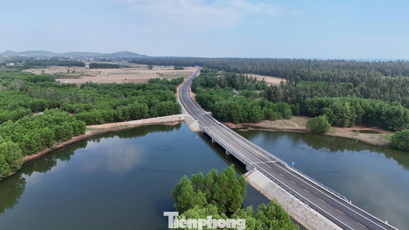 Ngắm cung đường ven biển băng qua rừng dương, cồn cát đẹp bậc nhất Quảng Ngãi - Ảnh 1