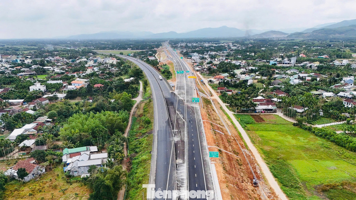 Cận cảnh điểm đấu nối cao tốc Quảng Ngãi - Hoài Nhơn với cao tốc Đà Nẵng - Quảng Ngãi - Ảnh 1