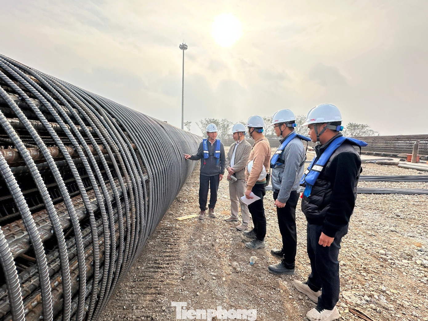 Cầu Ngọc Hồi nối Hà Nội với Hưng Yên tăng tốc thi công hai trụ cầu tháp dây văng - Ảnh 3