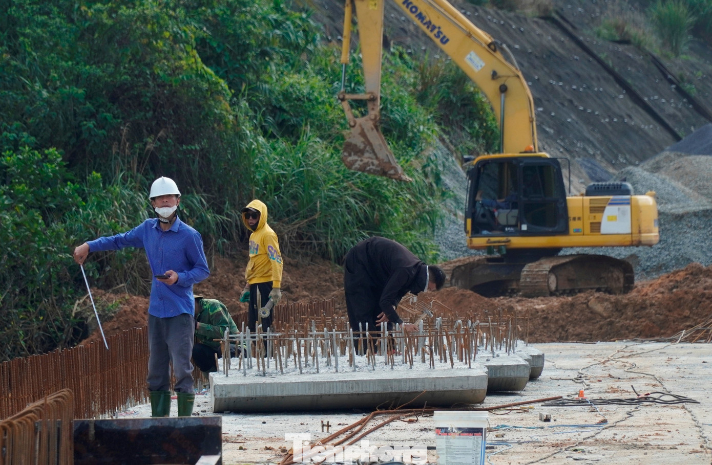 Tất bật thi công xuyên Tết trên công trình cao tốc hơn 3.000 tỷ đồng - Ảnh 6