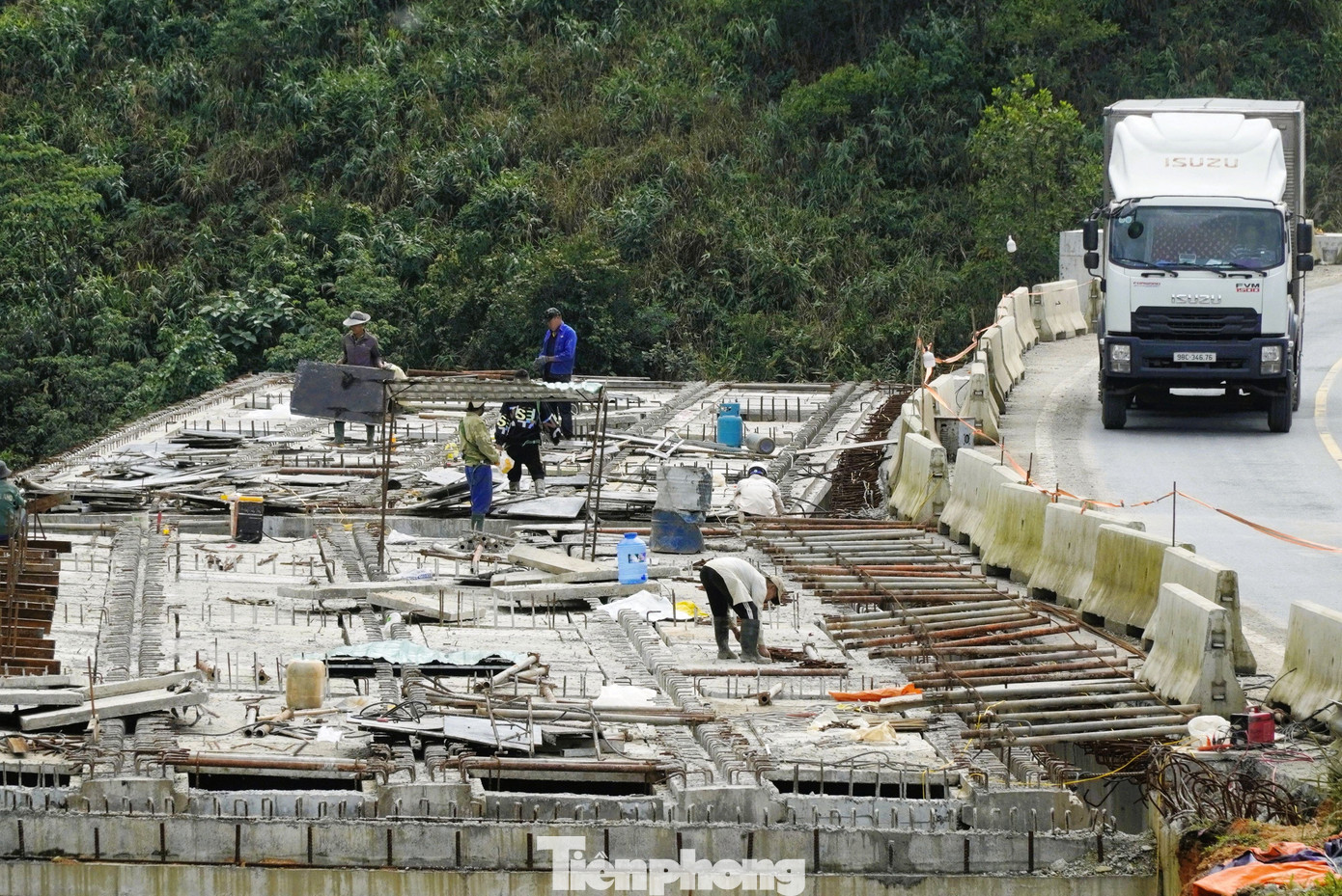 Tất bật thi công xuyên Tết trên công trình cao tốc hơn 3.000 tỷ đồng - Ảnh 5