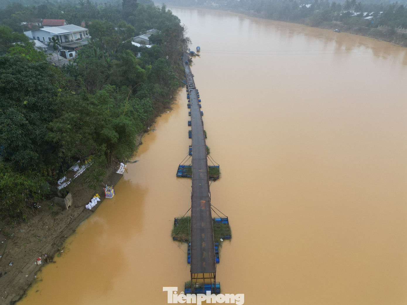 Nối xong cầu phao bị lũ cuốn đứt trên thượng nguồn sông Hương - Ảnh 9