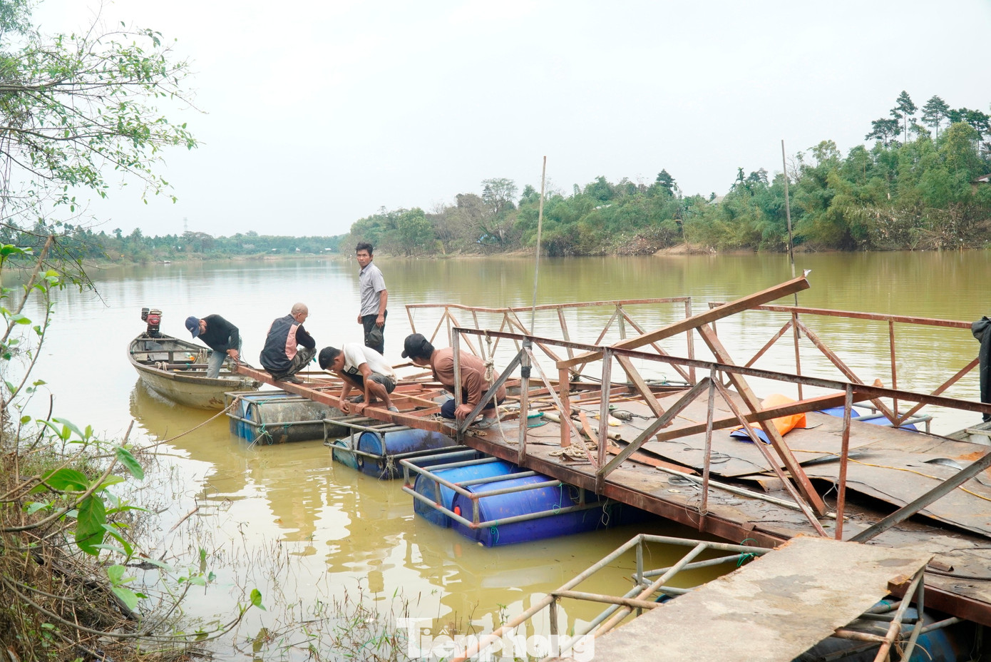 Nối xong cầu phao bị lũ cuốn đứt trên thượng nguồn sông Hương - Ảnh 4