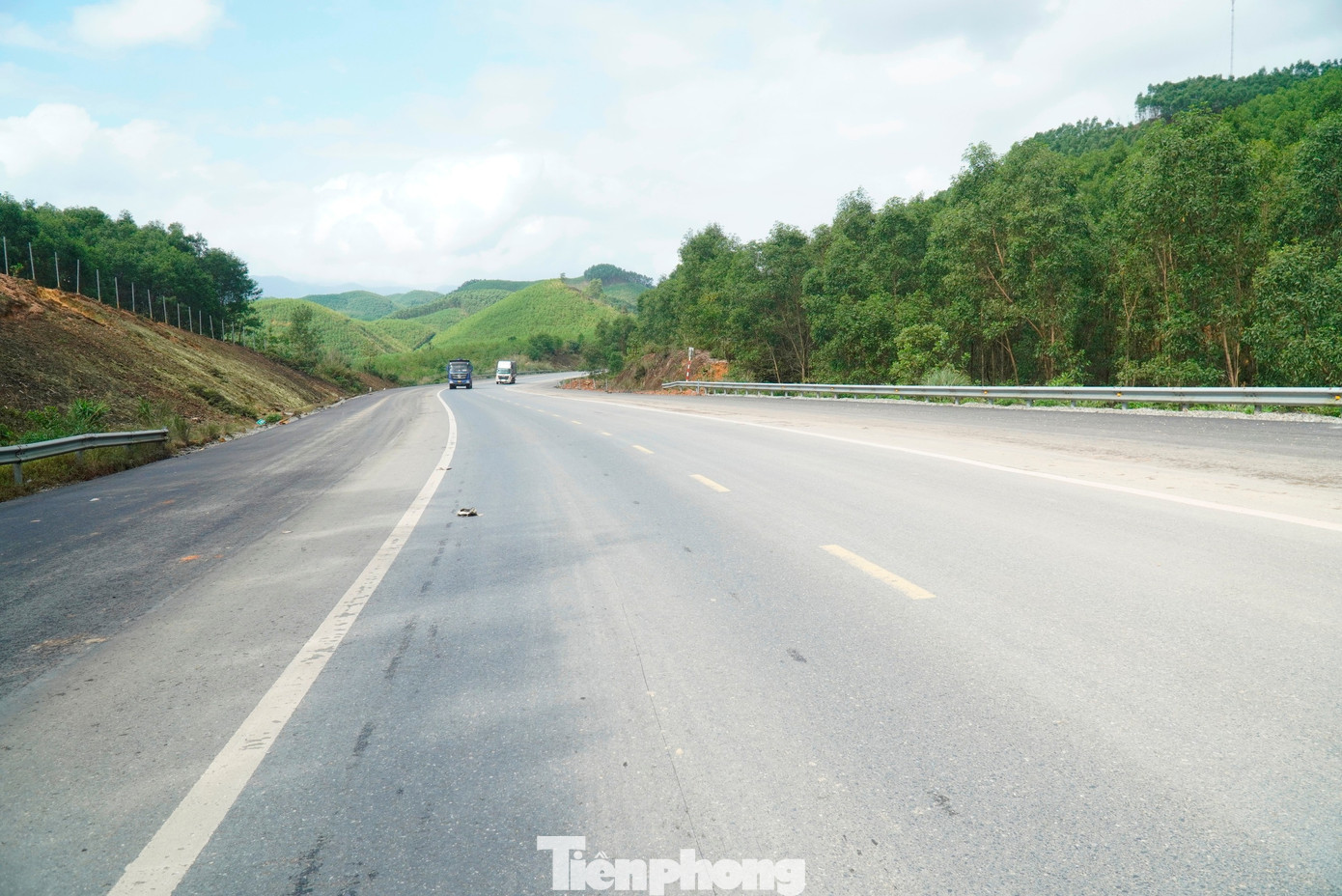 Tất bật thi công xuyên Tết trên công trình cao tốc hơn 3.000 tỷ đồng - Ảnh 8