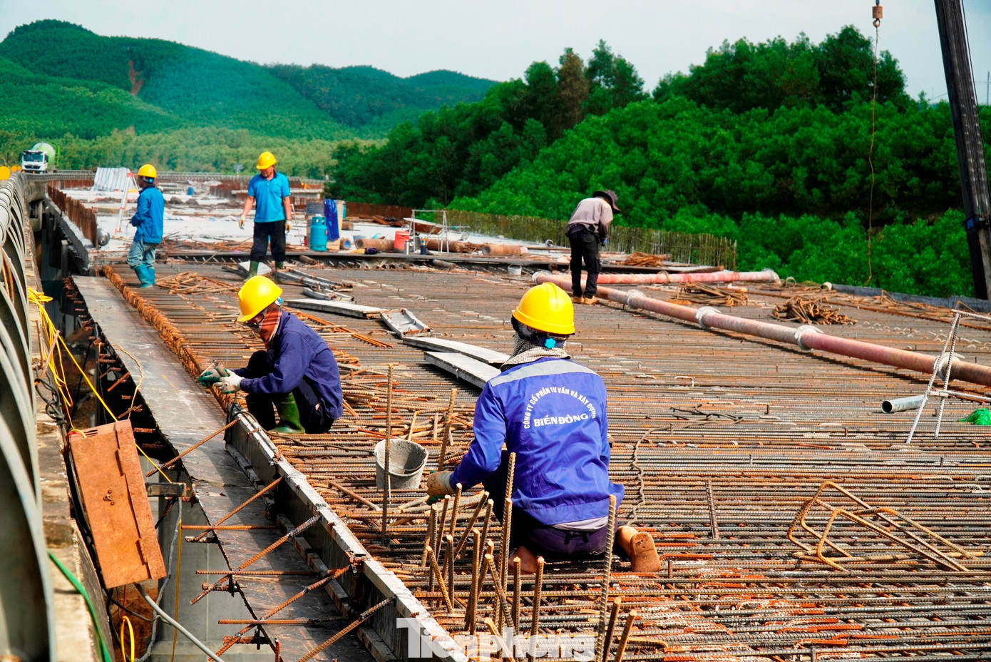 Tất bật thi công xuyên Tết trên công trình cao tốc hơn 3.000 tỷ đồng - Ảnh 9