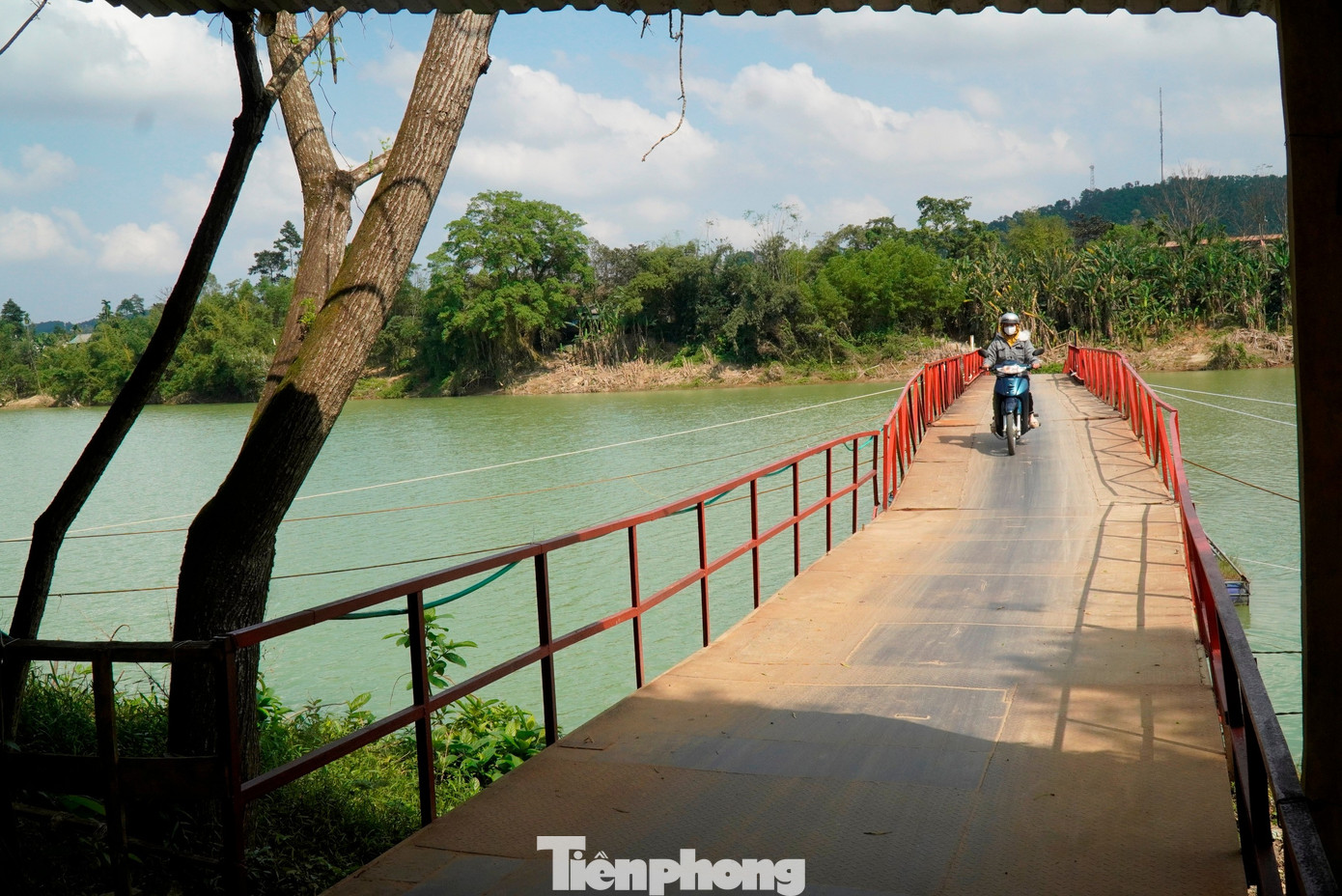 Nối xong cầu phao bị lũ cuốn đứt trên thượng nguồn sông Hương - Ảnh 8