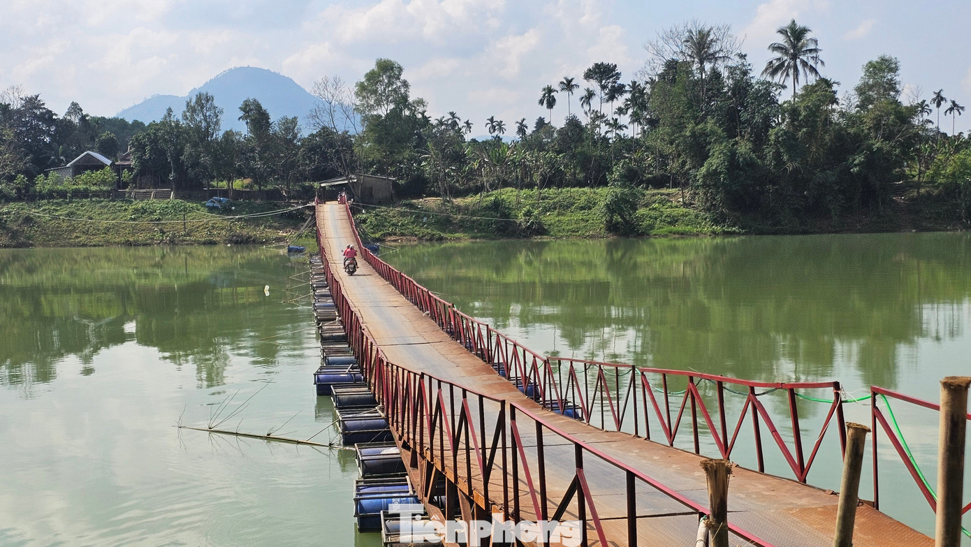 Nối xong cầu phao bị lũ cuốn đứt trên thượng nguồn sông Hương - Ảnh 7