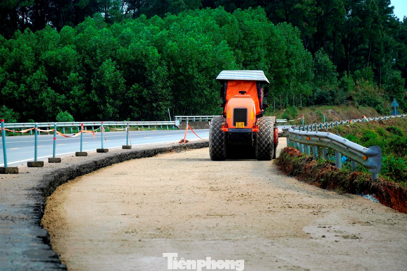 Tất bật thi công xuyên Tết trên công trình cao tốc hơn 3.000 tỷ đồng - Ảnh 10