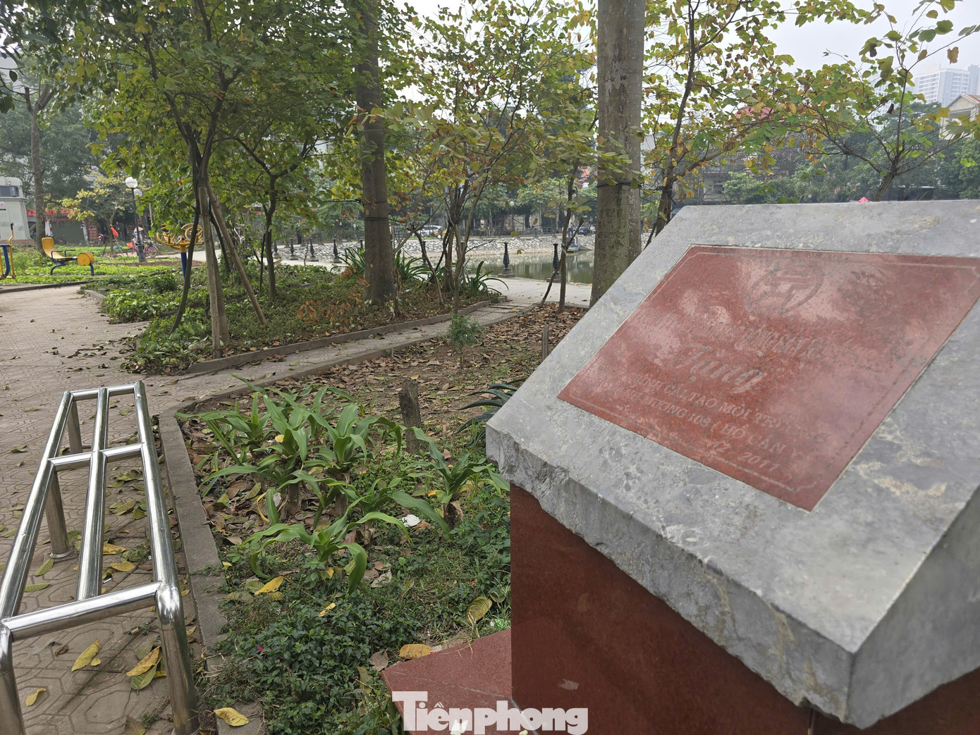 Công viên tại trung tâm Hà Nội bị hàng quán lấn chiếm, bãi cỏ thành nơi trồng rau - Ảnh 1