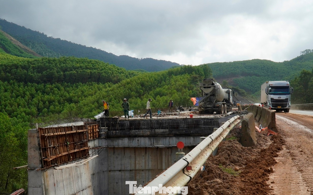 Tất bật thi công xuyên Tết trên công trình cao tốc hơn 3.000 tỷ đồng - Ảnh 12