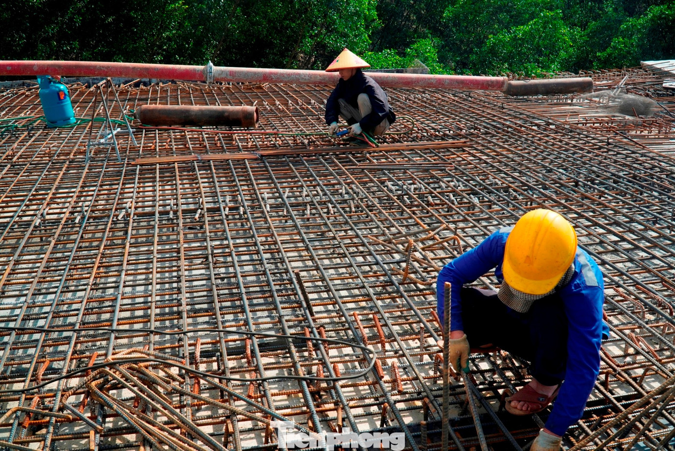 Tất bật thi công xuyên Tết trên công trình cao tốc hơn 3.000 tỷ đồng - Ảnh 15