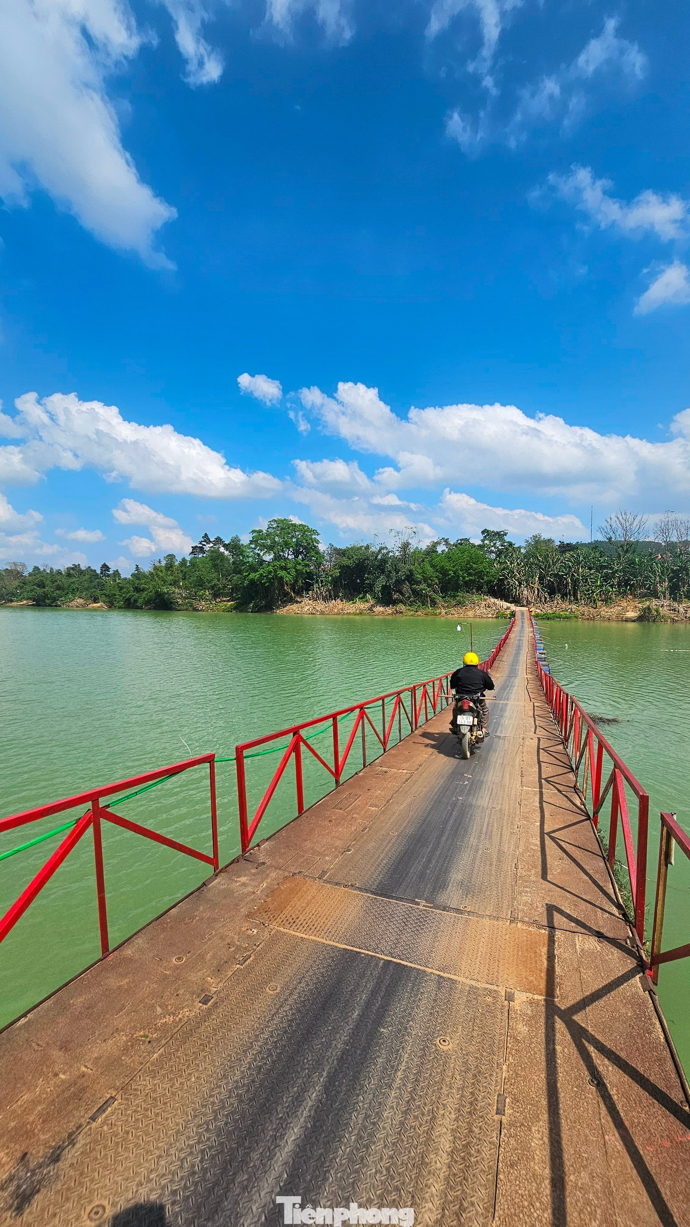 Nối xong cầu phao bị lũ cuốn đứt trên thượng nguồn sông Hương - Ảnh 11