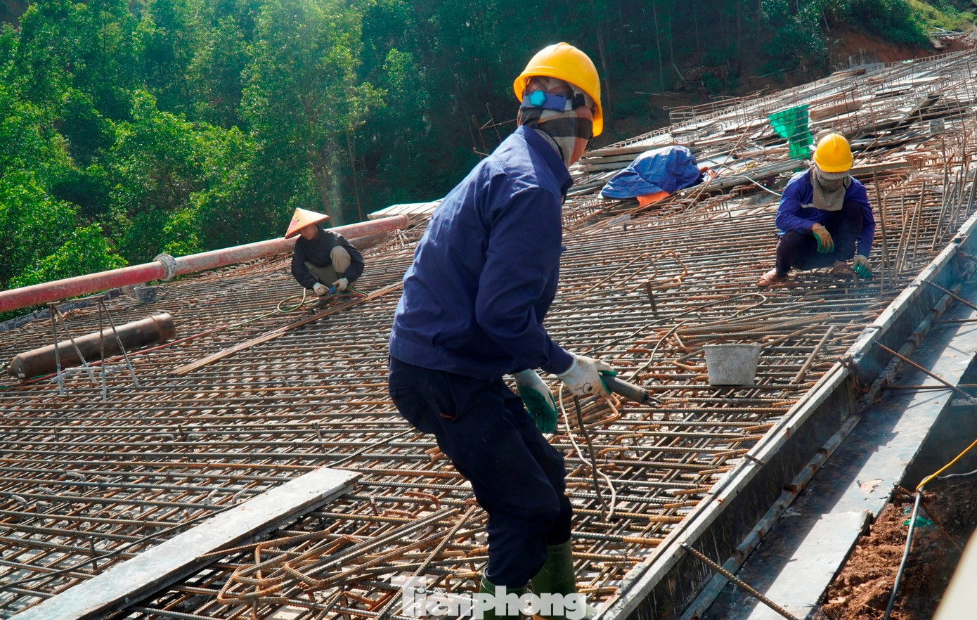 Tất bật thi công xuyên Tết trên công trình cao tốc hơn 3.000 tỷ đồng - Ảnh 17