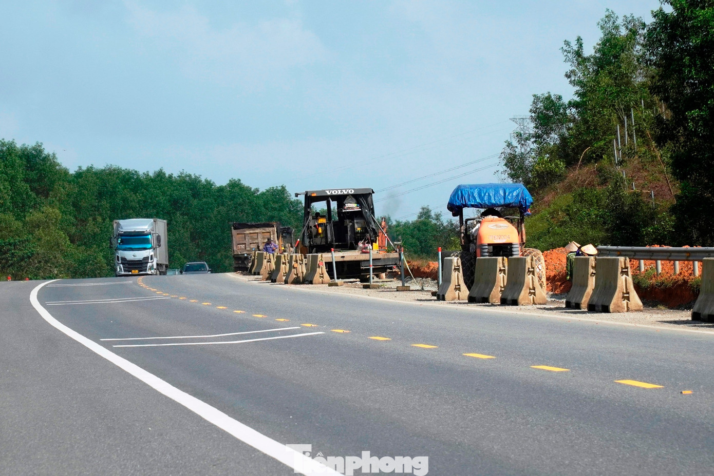 Tất bật thi công xuyên Tết trên công trình cao tốc hơn 3.000 tỷ đồng - Ảnh 16