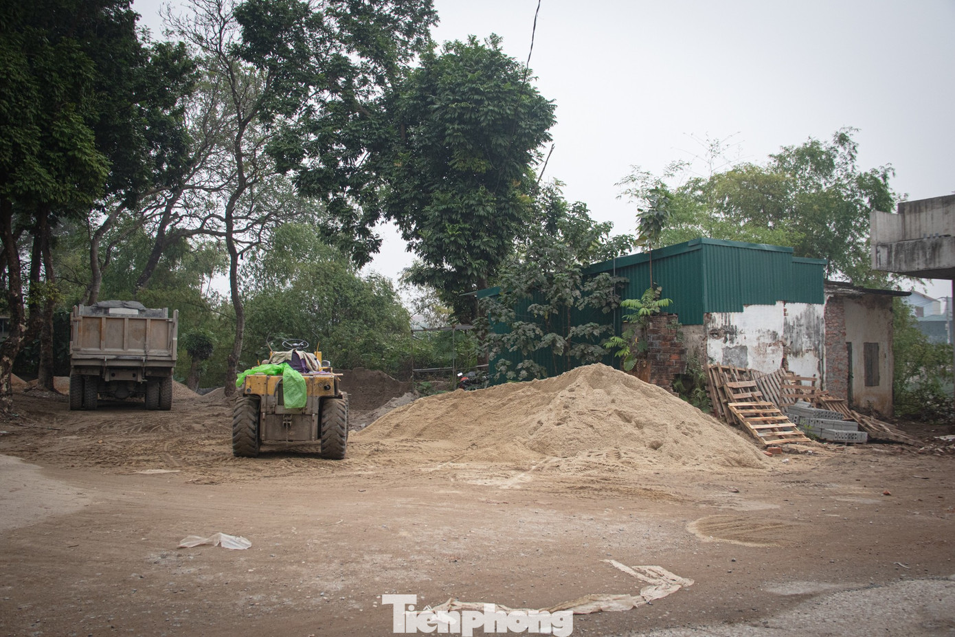 Hà Nội: Cầu 90 tỷ 'đắp chiếu', sắt thép gỉ sét chờ mặt bằng - Ảnh 5