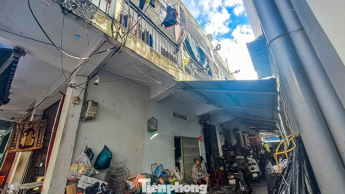 Cận cảnh các khu nhà tập thể cũ phải di dời - Ảnh 7