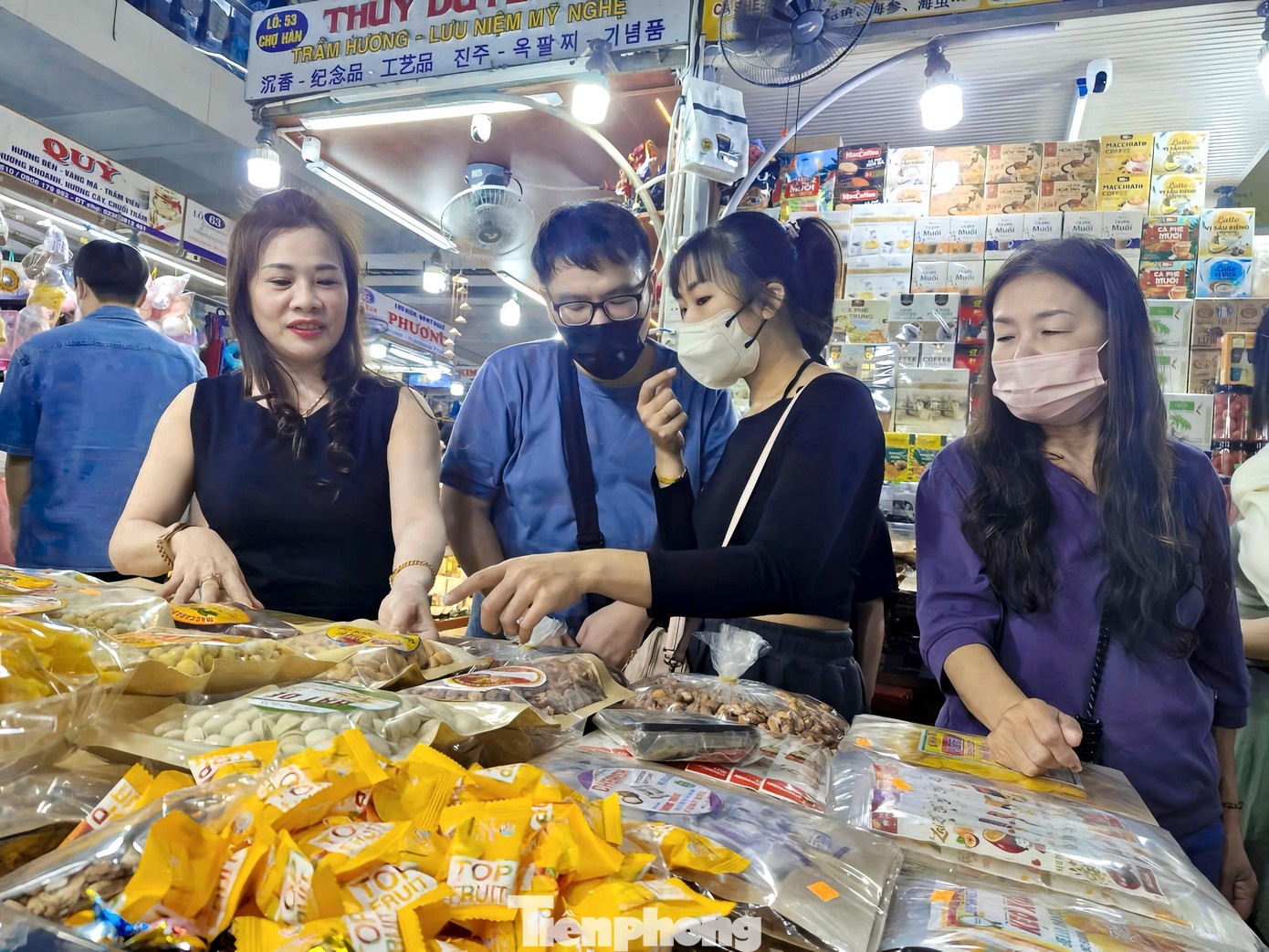 Chợ Đà Nẵng có gì mà du khách kéo tới nườm nượp? - Ảnh 4