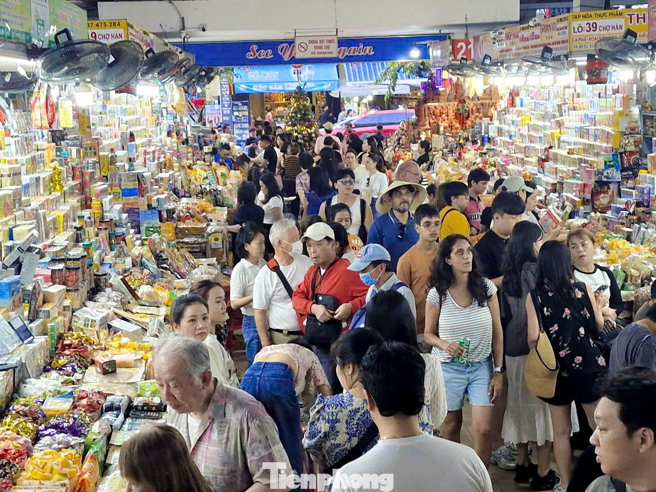 Chợ Đà Nẵng có gì mà du khách kéo tới nườm nượp? - Ảnh 1