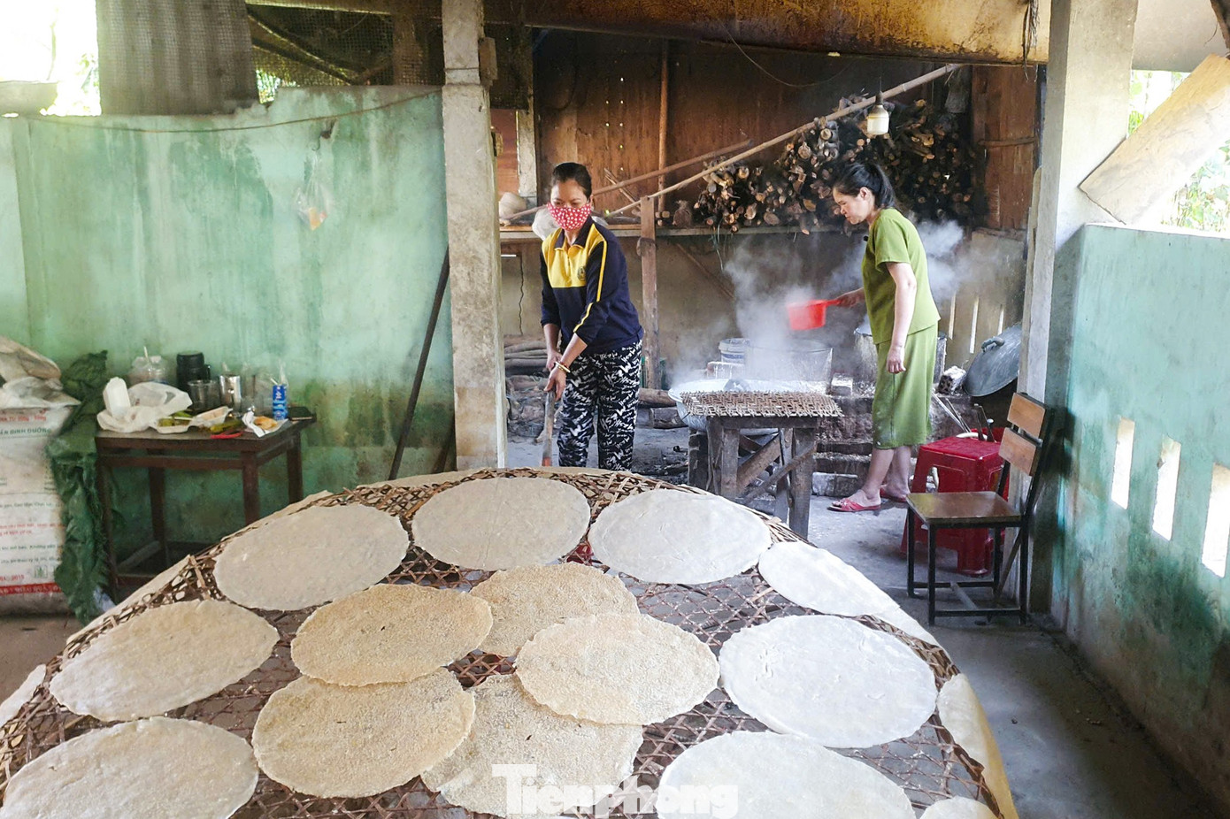 Đặc sản vào vụ Tết, làng nghề 'đỏ lửa' suốt ngày đêm - Ảnh 2