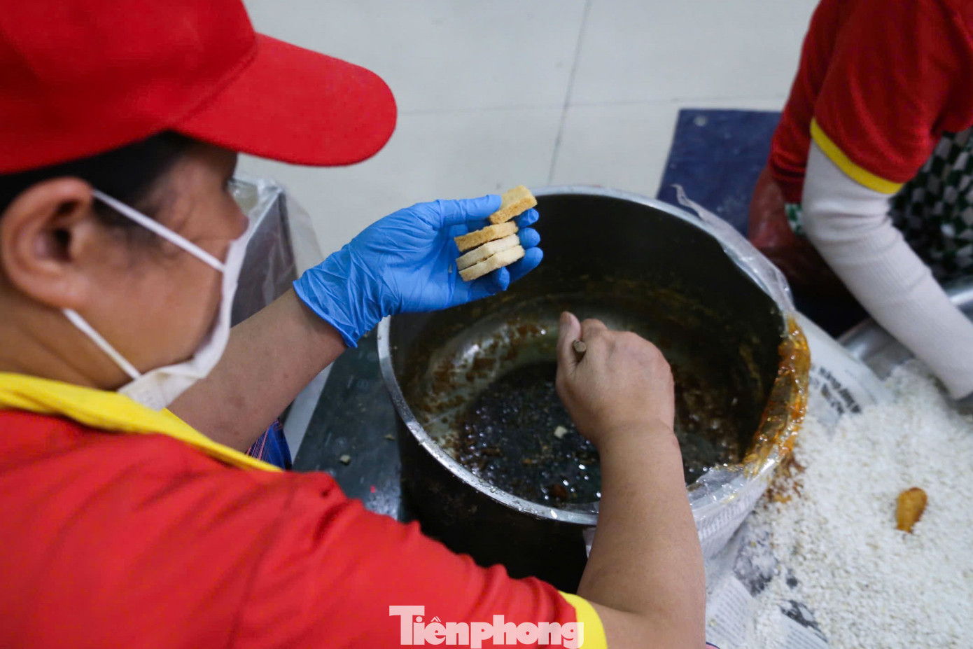 Đặc sản vào vụ Tết, làng nghề 'đỏ lửa' suốt ngày đêm - Ảnh 4