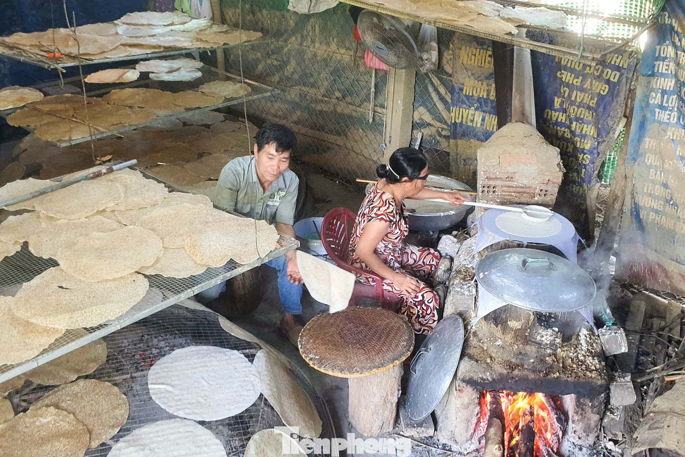 Đặc sản vào vụ Tết, làng nghề 'đỏ lửa' suốt ngày đêm - Ảnh 1