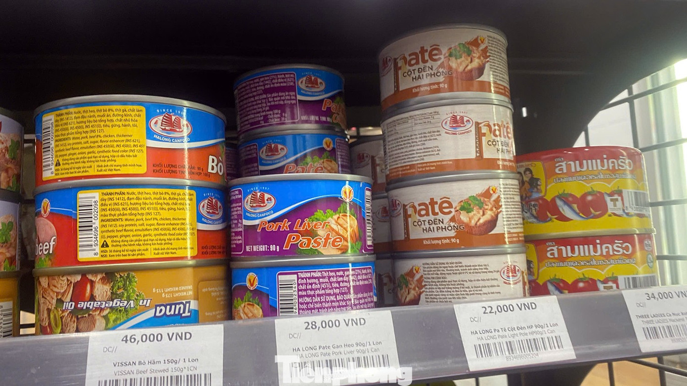 Sau lùm xùm thịt bệnh, đồ hộp HaLong CanFoco 'mất hút' ở nhiều siêu thị - Ảnh 1