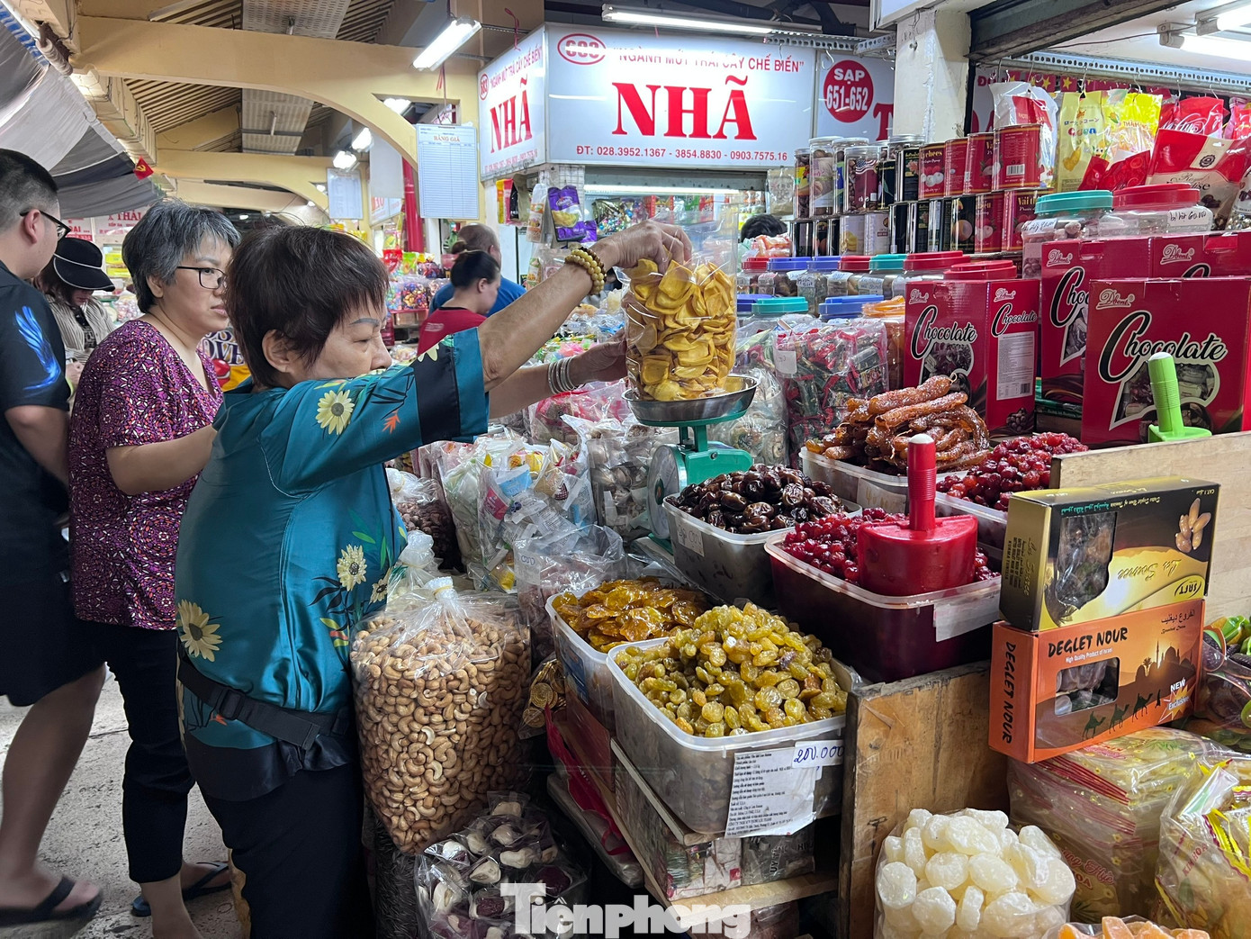 Cảnh tượng lạ ở chợ truyền thống TPHCM lúc cận Tết - Ảnh 2