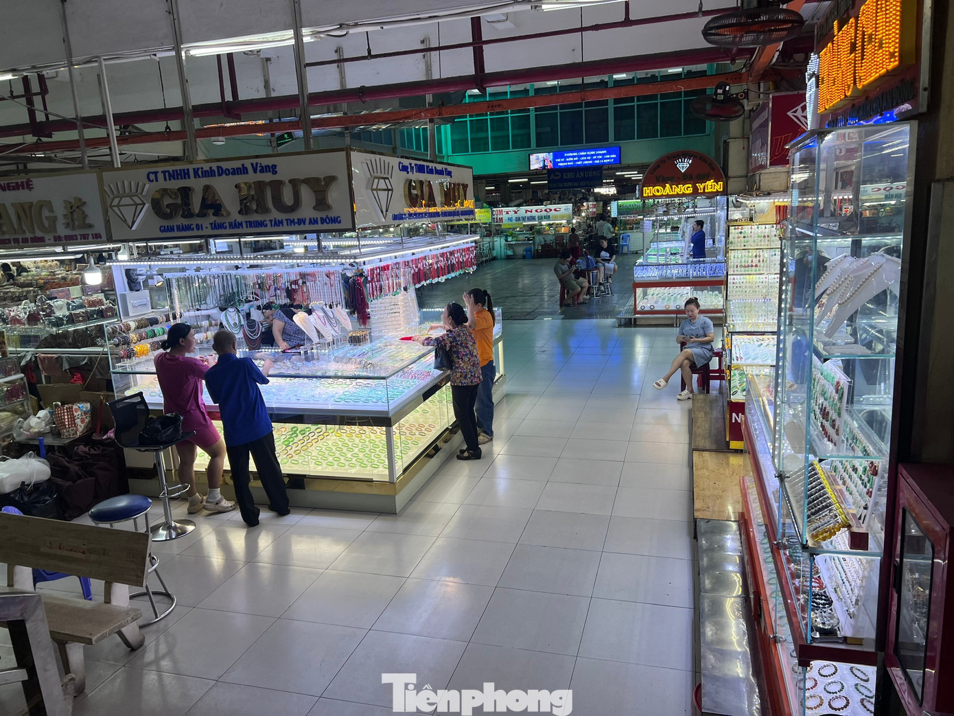 Cảnh tượng lạ ở chợ truyền thống TPHCM lúc cận Tết - Ảnh 6