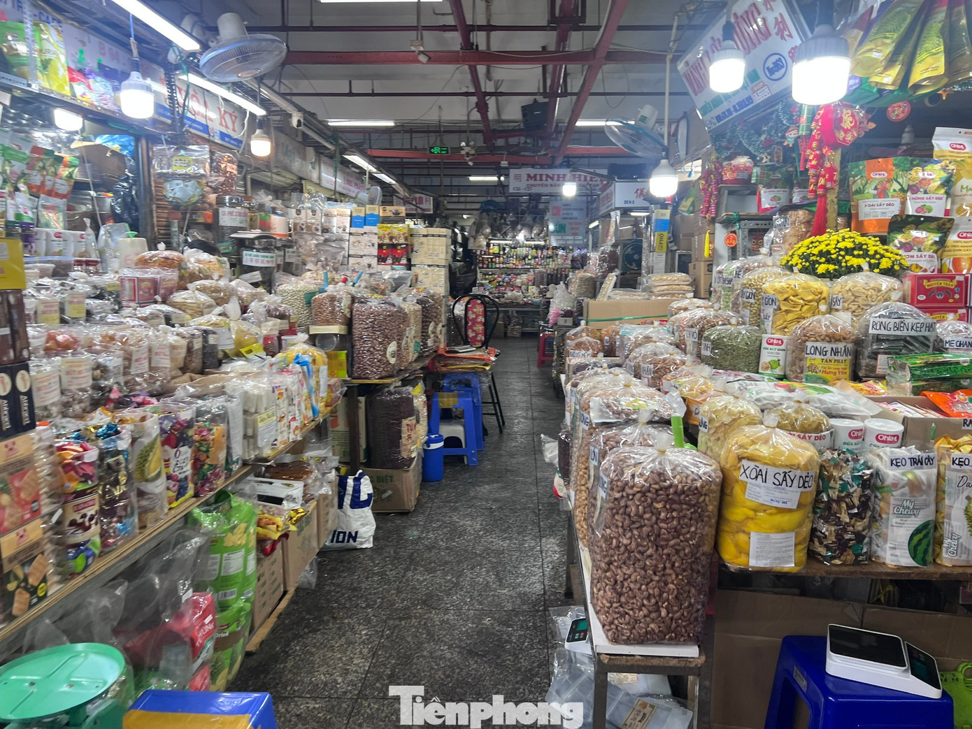 Cảnh tượng lạ ở chợ truyền thống TPHCM lúc cận Tết - Ảnh 1