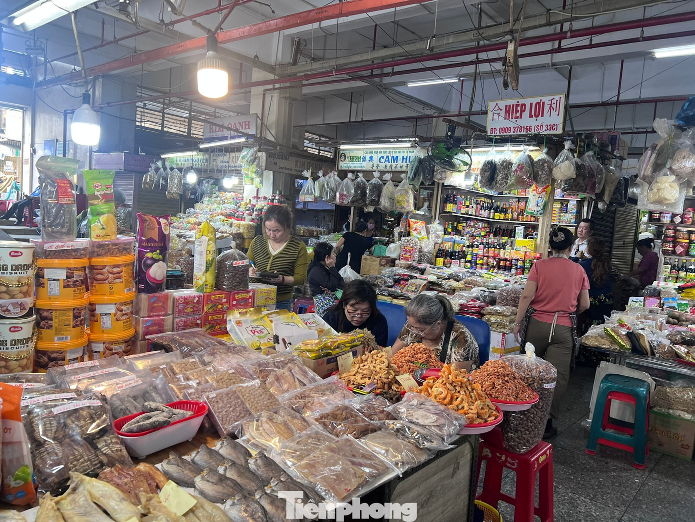 Cảnh tượng lạ ở chợ truyền thống TPHCM lúc cận Tết - Ảnh 5