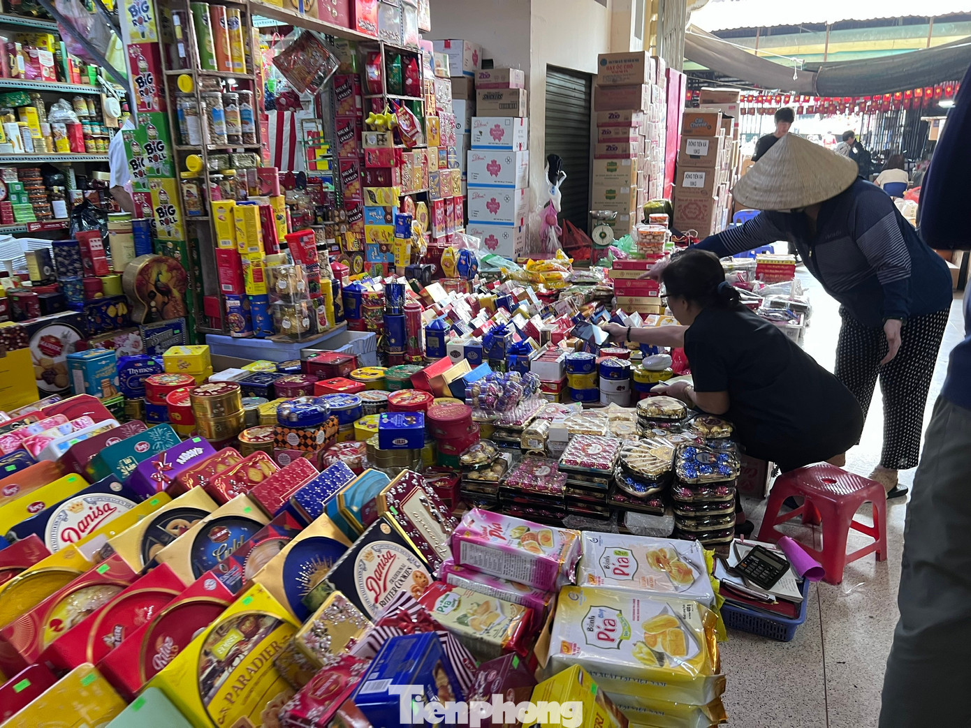 Cảnh tượng lạ ở chợ truyền thống TPHCM lúc cận Tết - Ảnh 4