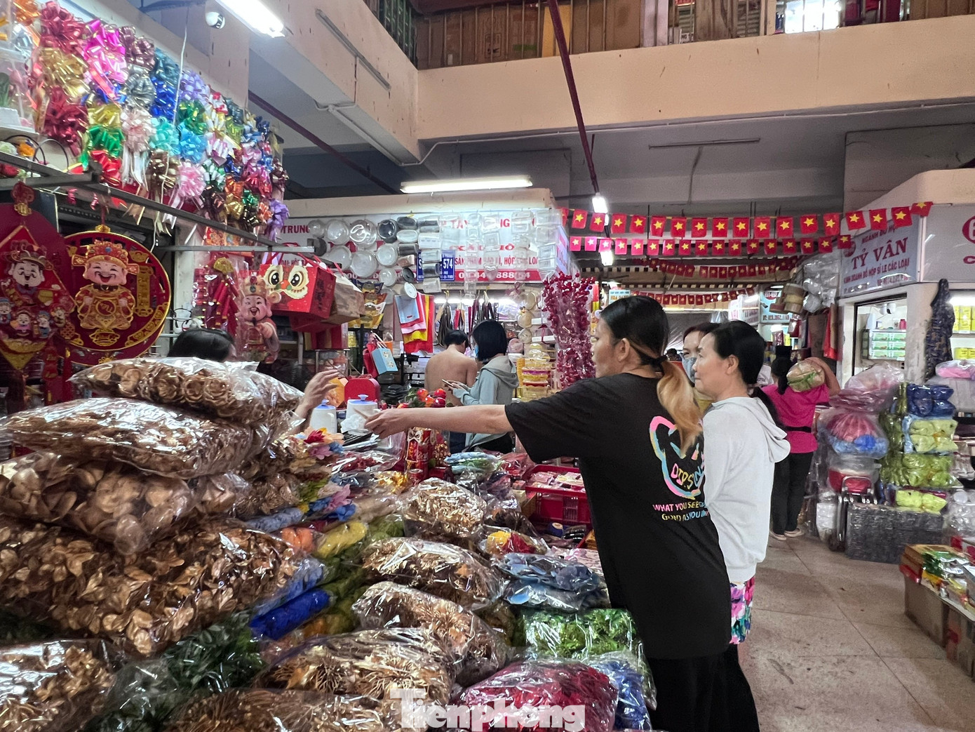 Cảnh tượng lạ ở chợ truyền thống TPHCM lúc cận Tết - Ảnh 3