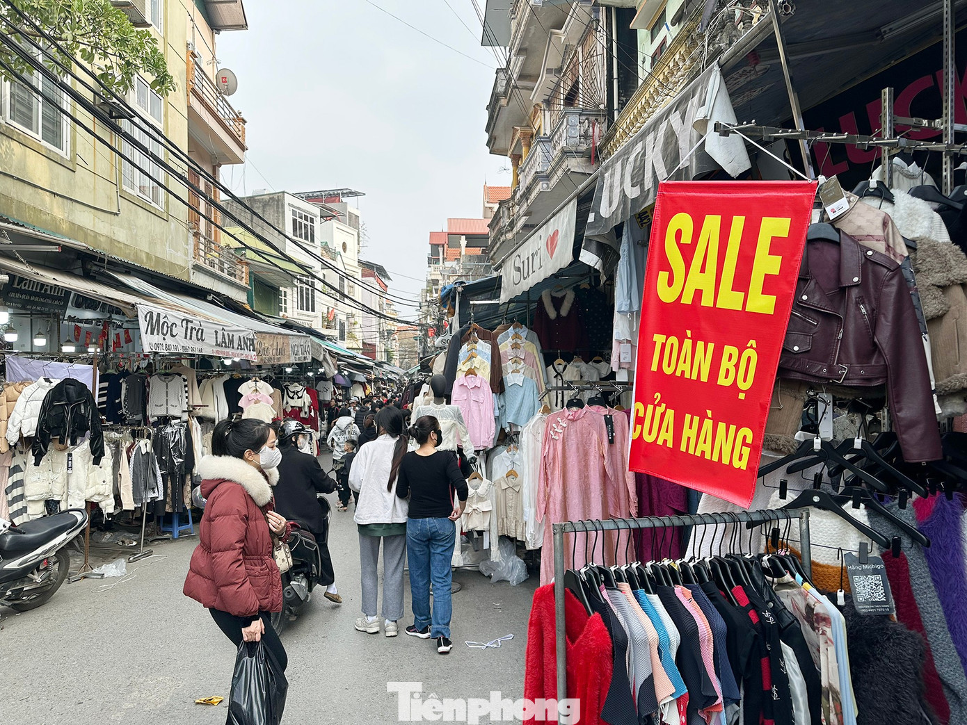 Vừa mở cửa trở lại, chợ Ninh Hiệp đã đua nhau 'xả hàng Tết' - Ảnh 9