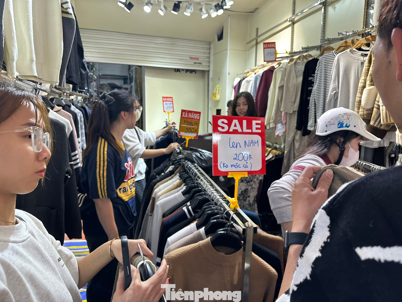 Vừa mở cửa trở lại, chợ Ninh Hiệp đã đua nhau 'xả hàng Tết' - Ảnh 8