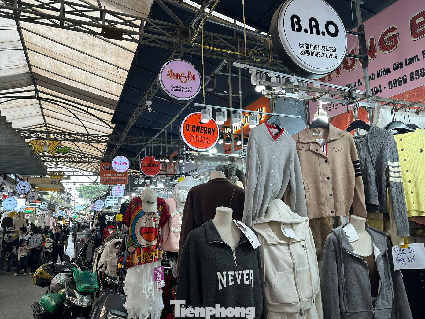 Vừa mở cửa trở lại, chợ Ninh Hiệp đã đua nhau 'xả hàng Tết' - Ảnh 5