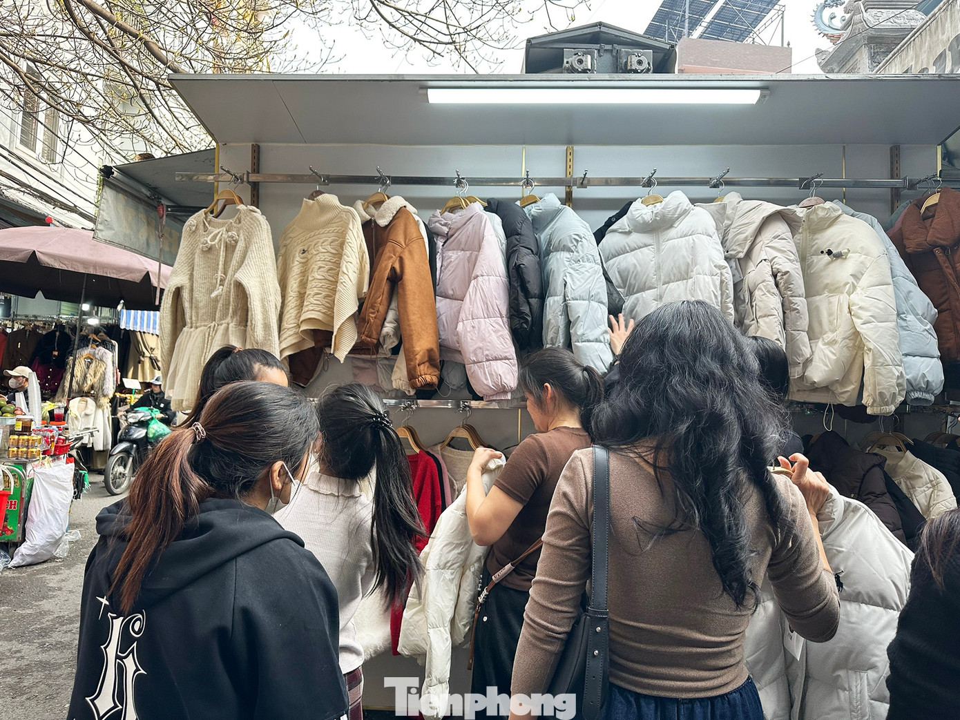 Vừa mở cửa trở lại, chợ Ninh Hiệp đã đua nhau 'xả hàng Tết' - Ảnh 4