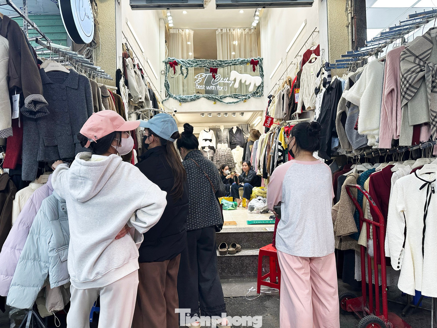 Vừa mở cửa trở lại, chợ Ninh Hiệp đã đua nhau 'xả hàng Tết' - Ảnh 3