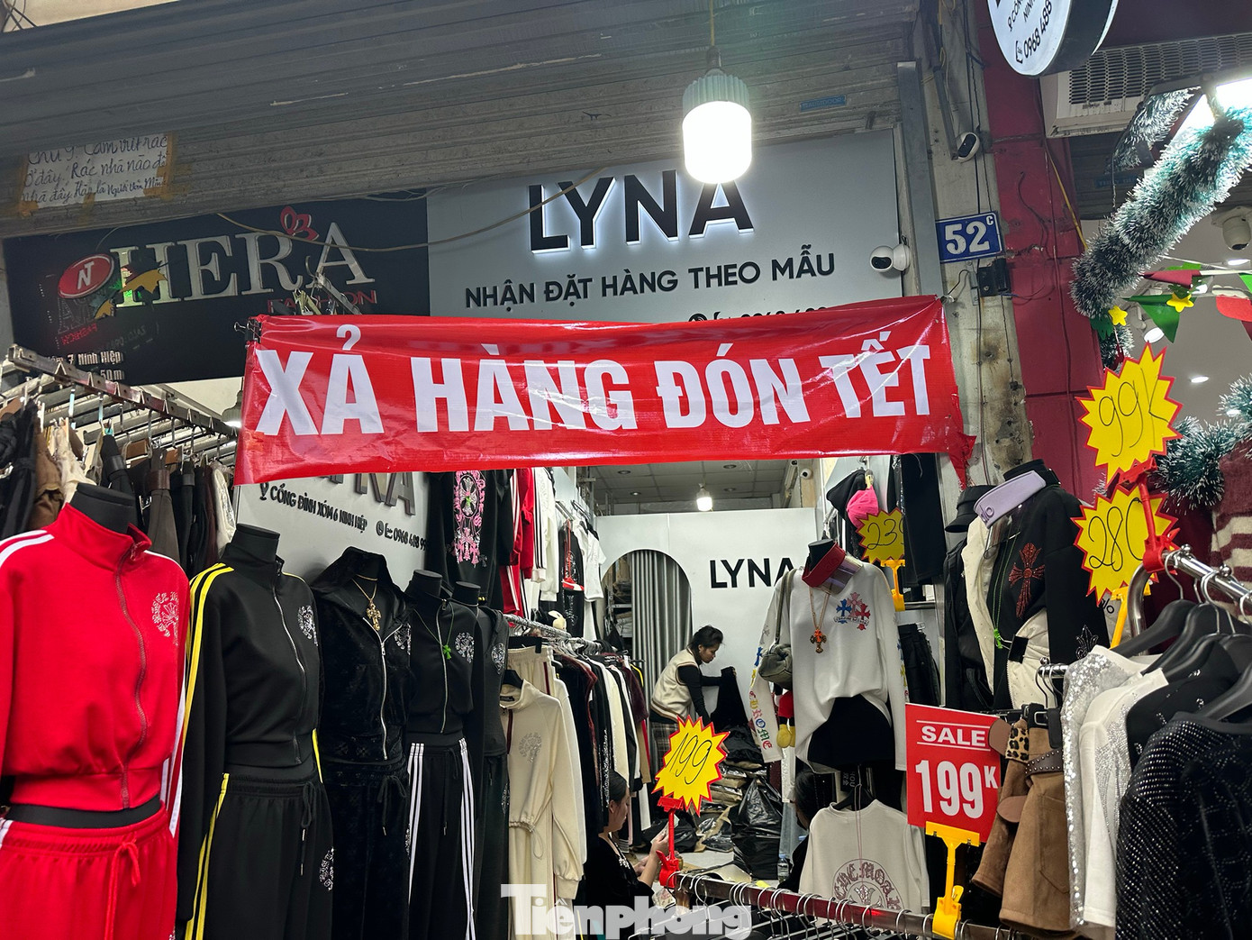 Vừa mở cửa trở lại, chợ Ninh Hiệp đã đua nhau 'xả hàng Tết' - Ảnh 1