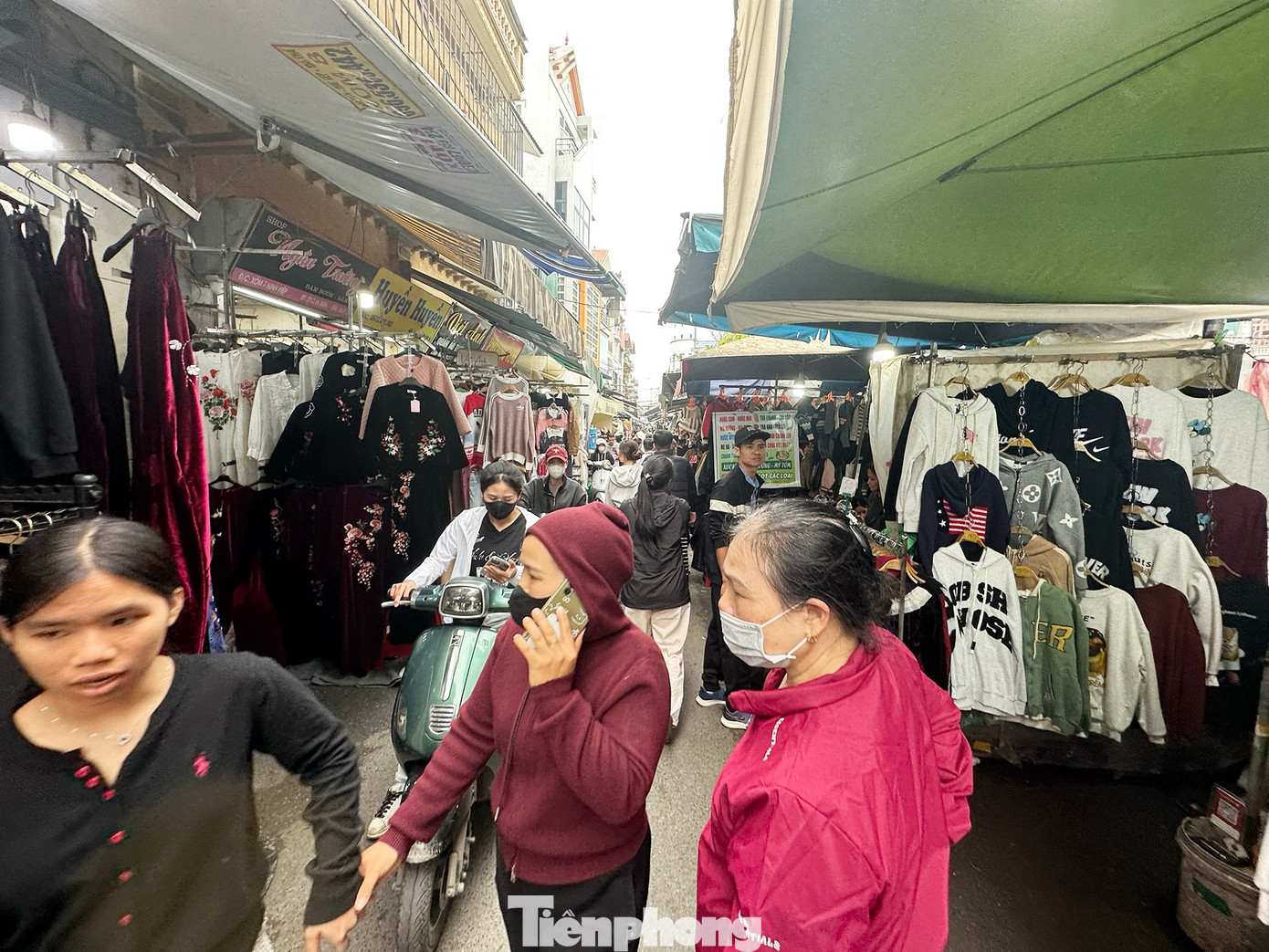 Vừa mở cửa trở lại, chợ Ninh Hiệp đã đua nhau 'xả hàng Tết' - Ảnh 2