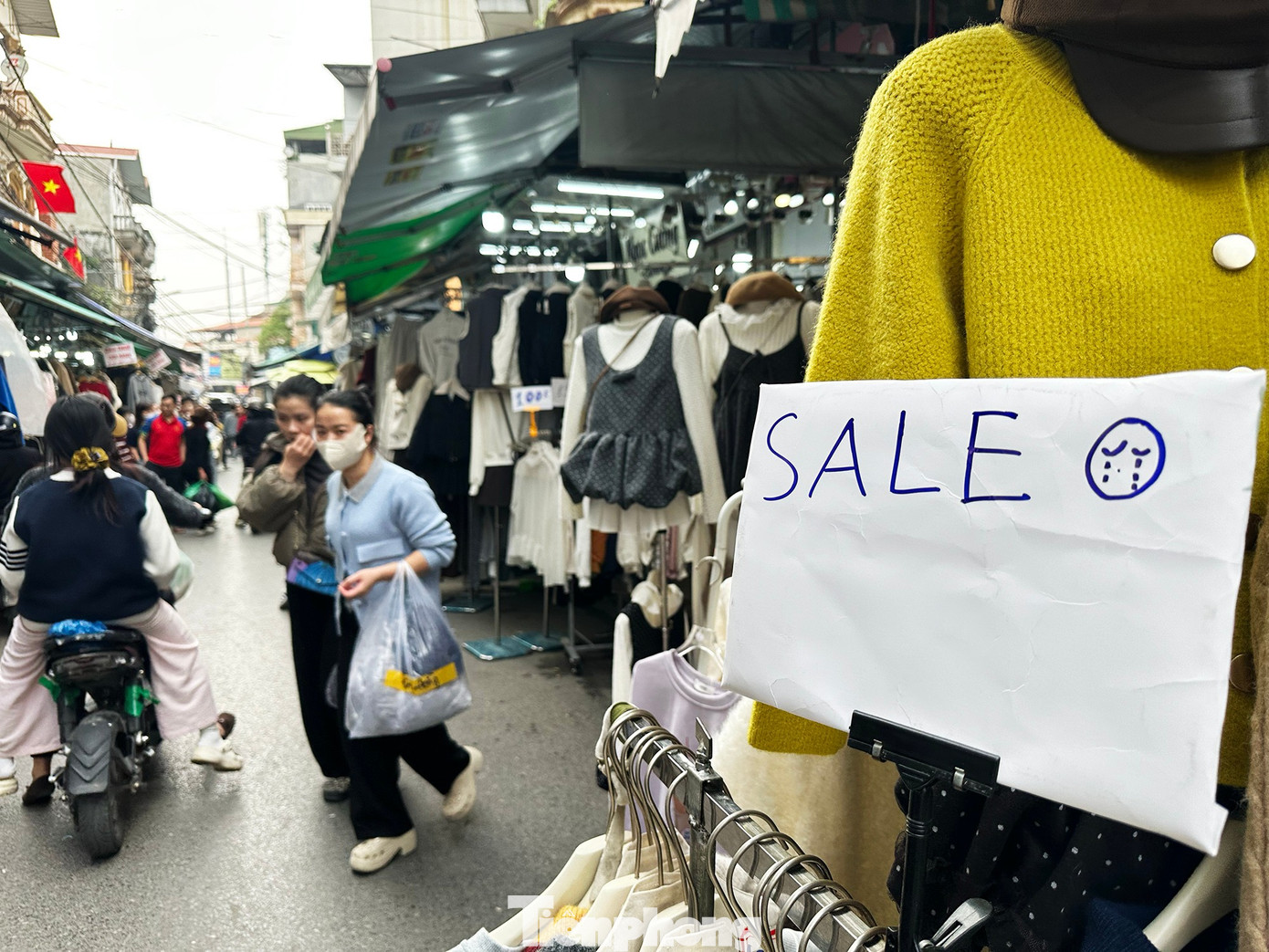 Vừa mở cửa trở lại, chợ Ninh Hiệp đã đua nhau 'xả hàng Tết' - Ảnh 7