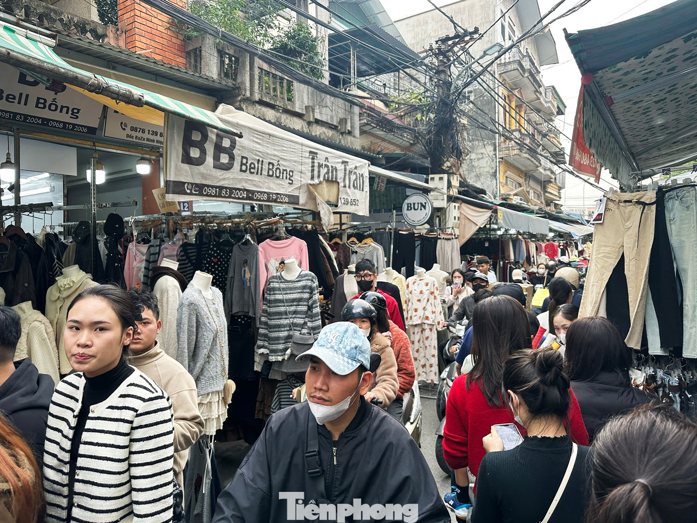 Vừa mở cửa trở lại, chợ Ninh Hiệp đã đua nhau 'xả hàng Tết' - Ảnh 11
