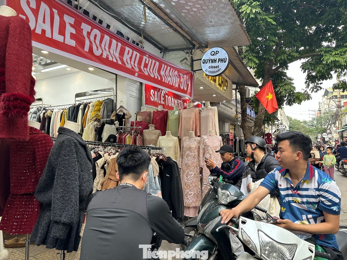 Vừa mở cửa trở lại, chợ Ninh Hiệp đã đua nhau 'xả hàng Tết' - Ảnh 12